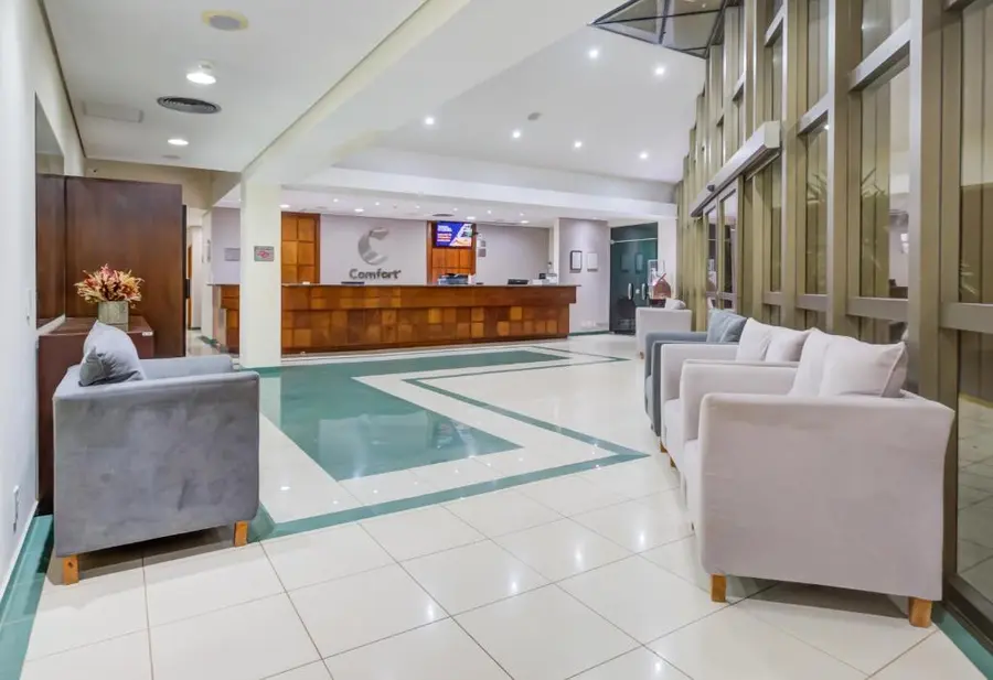 Recepção e área de estar do hotel