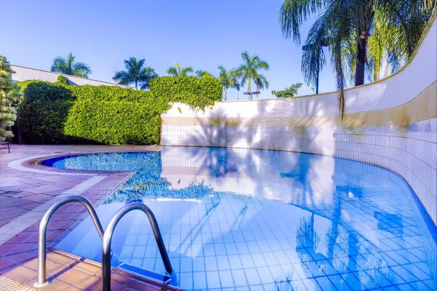 Piscina externa do hotel, cercada por vegetação