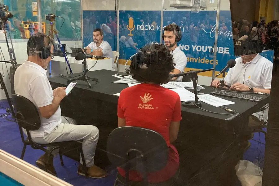 Equipe da Rádio Idefran em entrevista no estúdio montado dentro do congresso