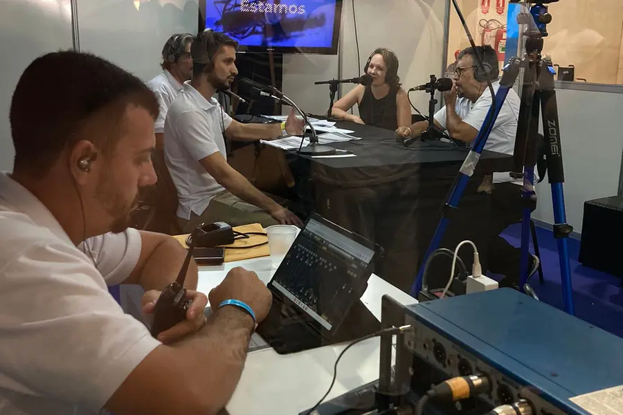 Mesa técnica e câmeras que dão suporte às transmissões da rádio